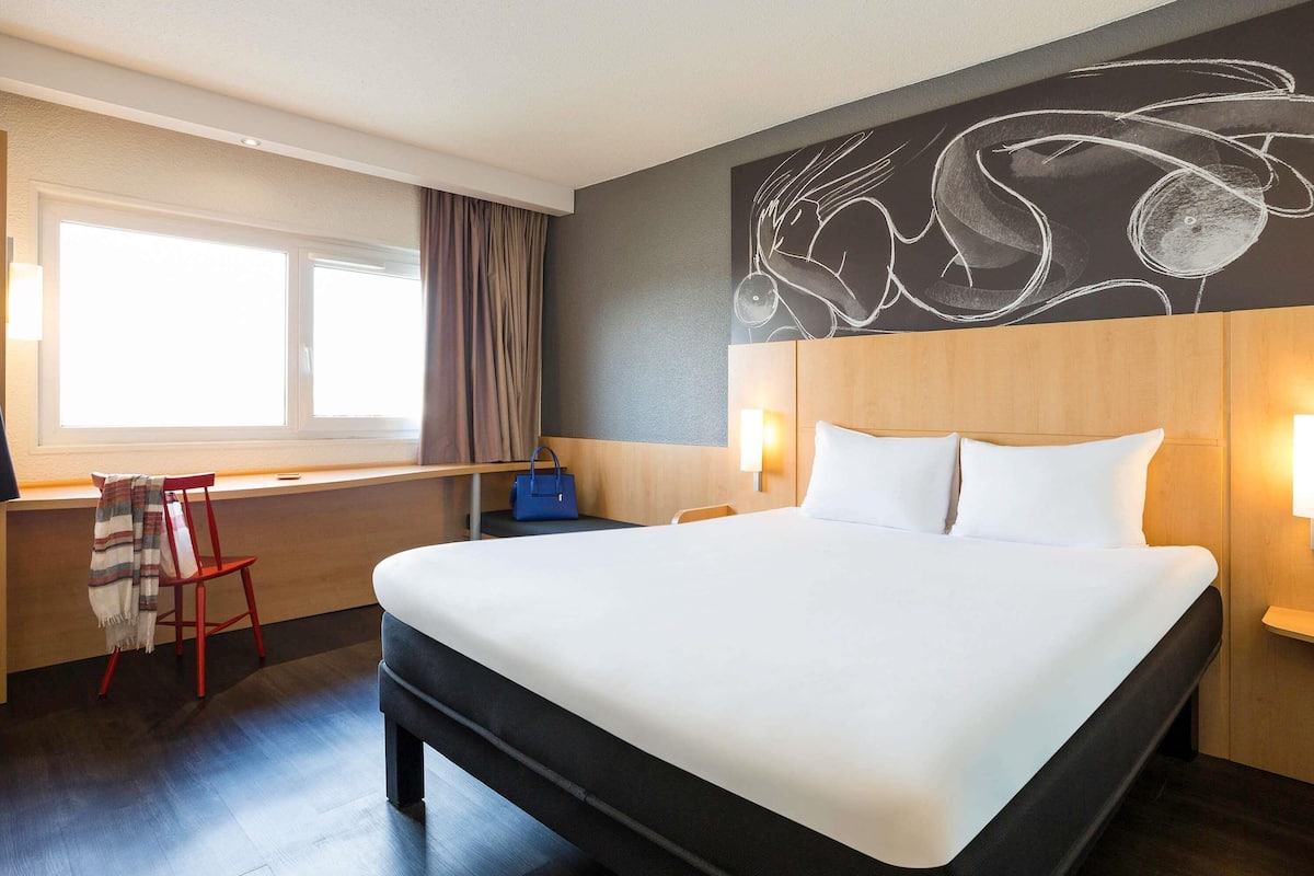 Standard Room, 1 Double Bed | In-room safe, desk, blackout curtains, soundproofing