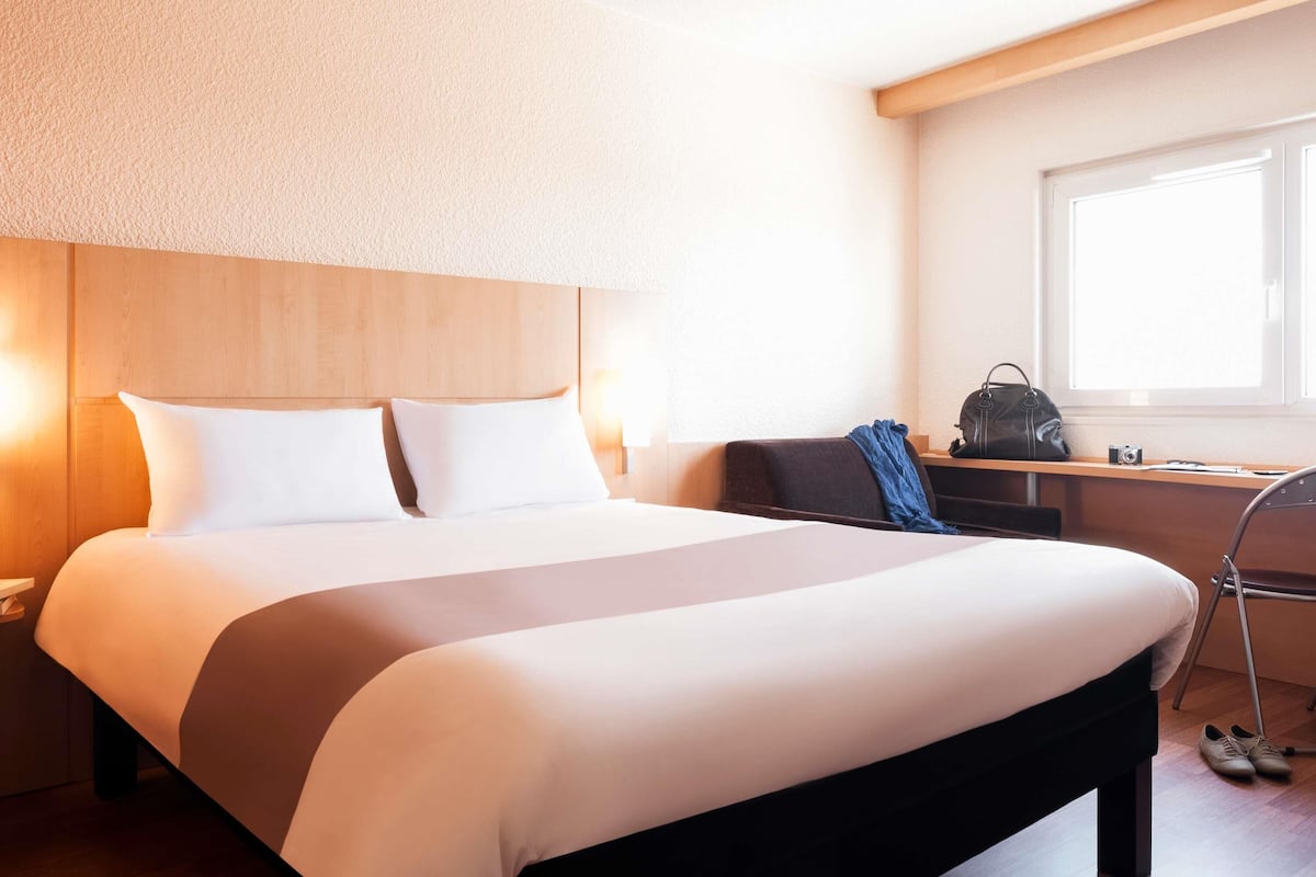 Standard Room, 1 Double Bed | In-room safe, desk, blackout drapes, soundproofing
