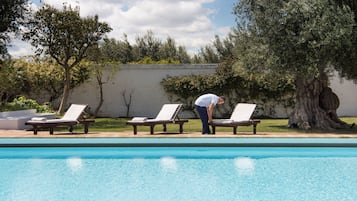 Alberca techada, alberca al aire libre por temporada y camastros