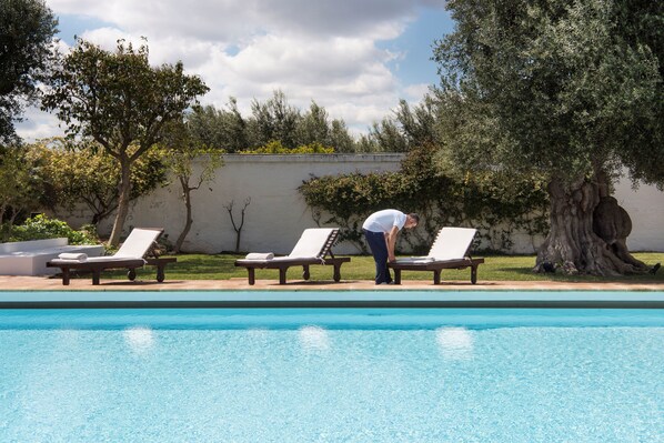 Una piscina cubierta, una piscina al aire libre de temporada, tumbonas