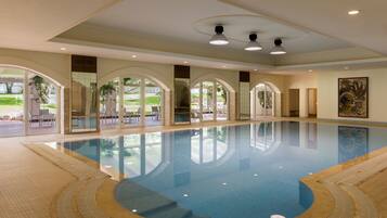 Een binnenzwembad, een seizoensgebonden buitenzwembad en ligstoelen