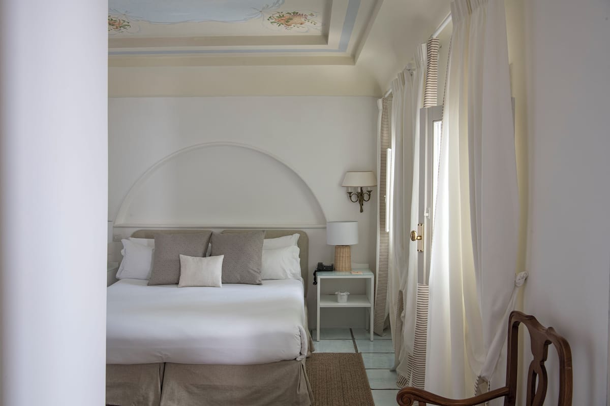 Classic Double or Twin Room | Minibar, in-room safe, individually decorated, individually furnished