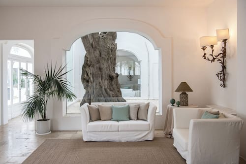 Lobby lounge