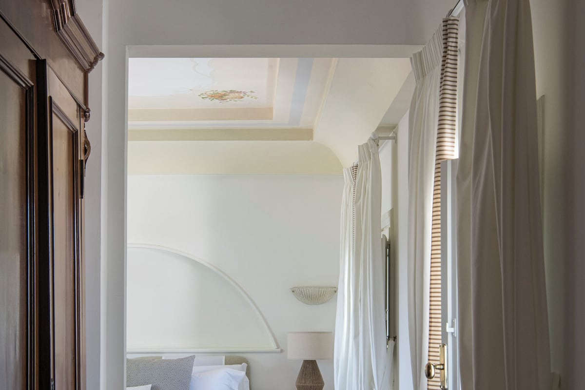 주니어 스위트 | 미니바, 객실 내 금고, 각각 다른 스타일의 인테리어, 각각 다르게 가구 비치