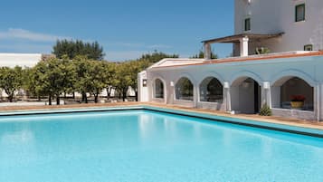 Piscine couverte, piscine extérieure (ouverte en saison)