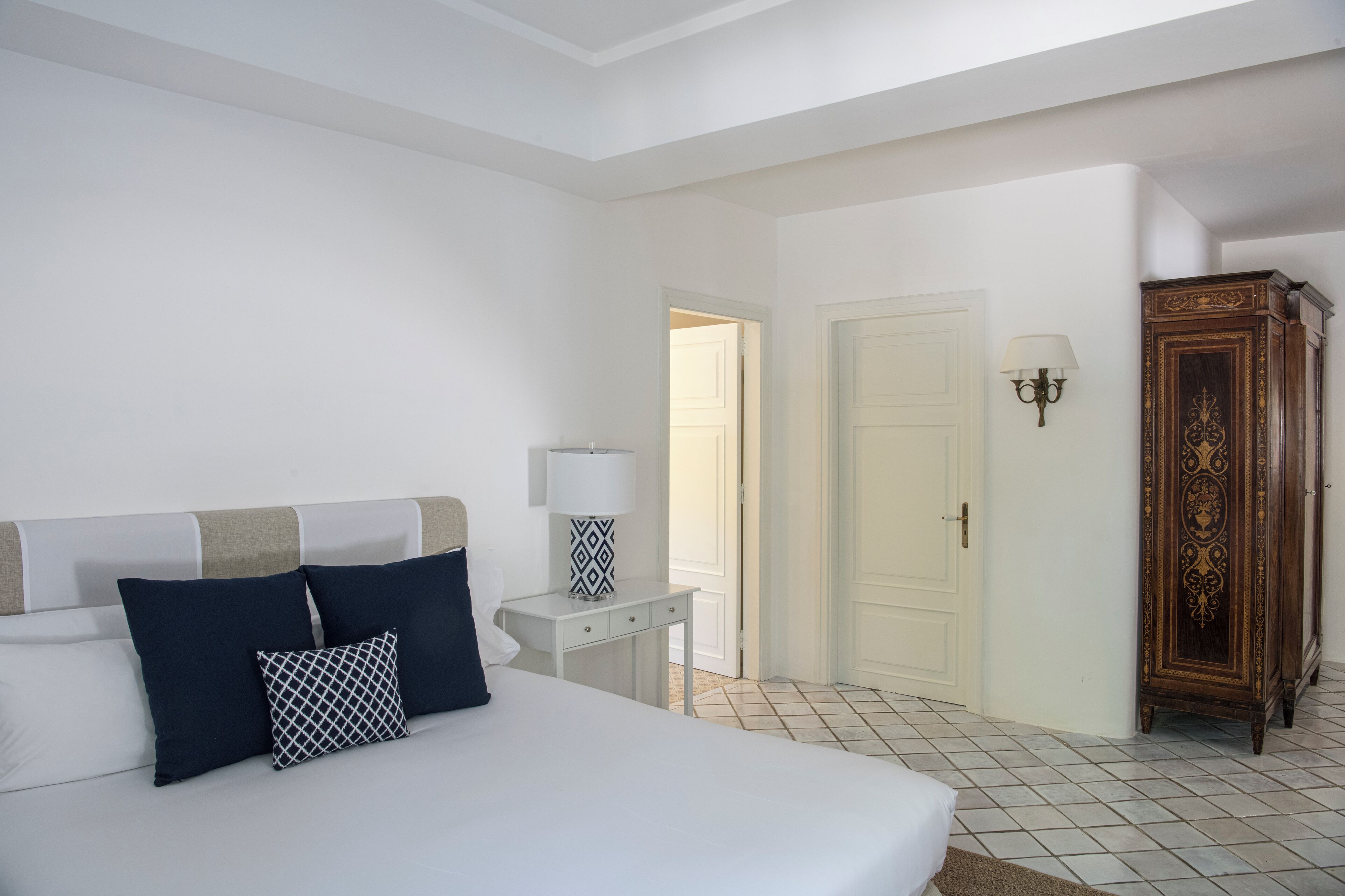 이그제큐티브 스위트 | 미니바, 객실 내 금고, 각각 다른 스타일의 인테리어, 각각 다르게 가구 비치