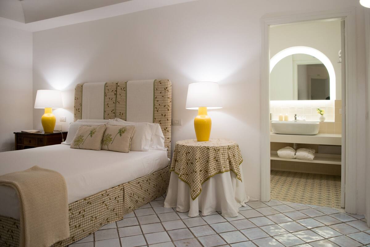 executive suite | 1 bedroom, minibar, in-room safe, individually decorated