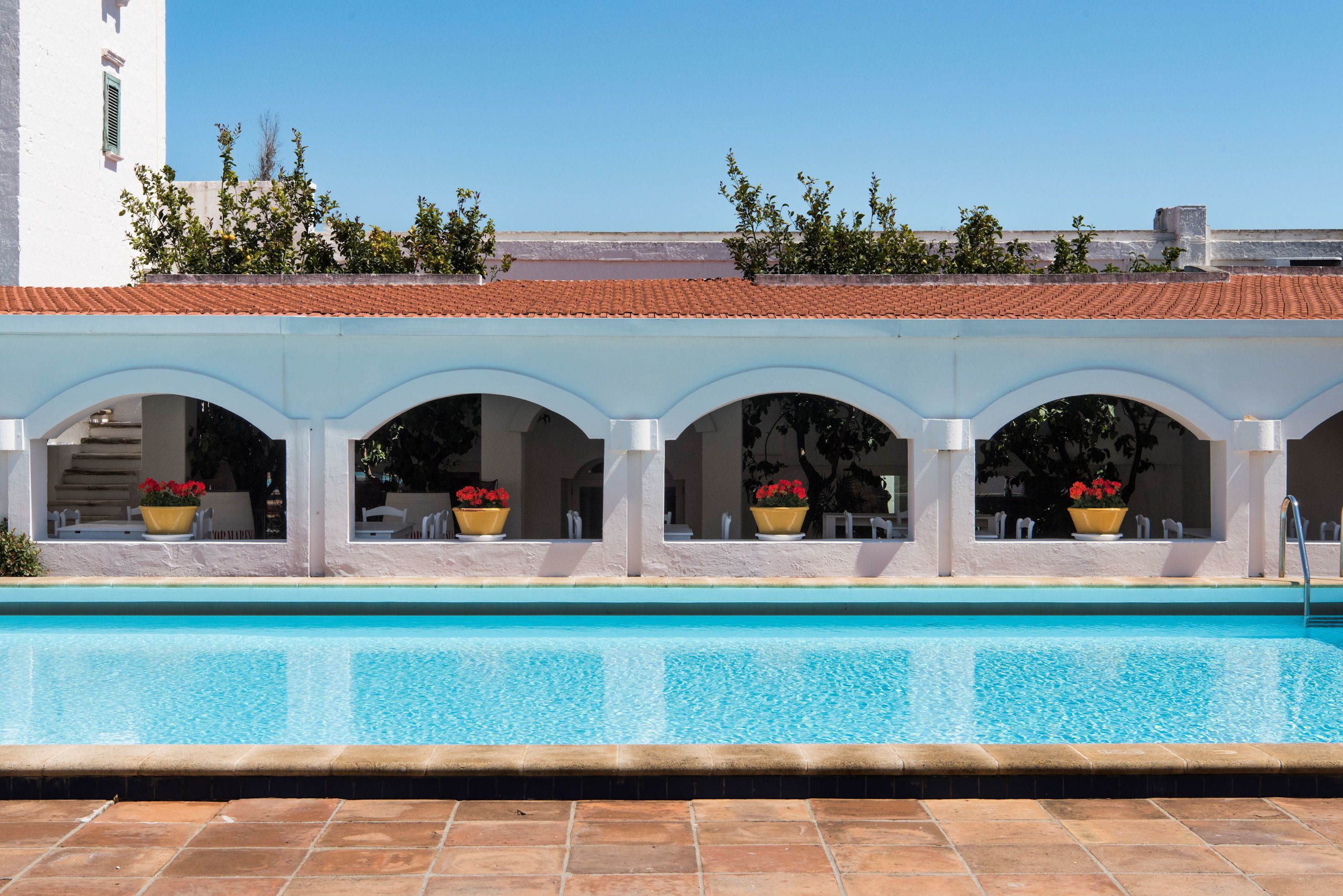 Piscina coperta, piscina stagionale all'aperto, lettini