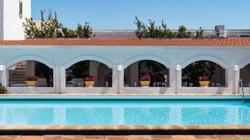 Piscina coperta, piscina stagionale all'aperto, lettini