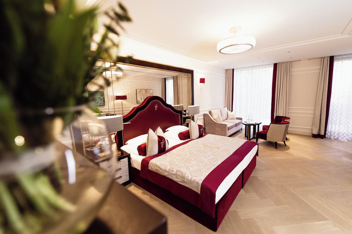 Suite estudio Premium, 1 cama King size, patio, vista al parque | Ropa de cama de alta calidad y minibar