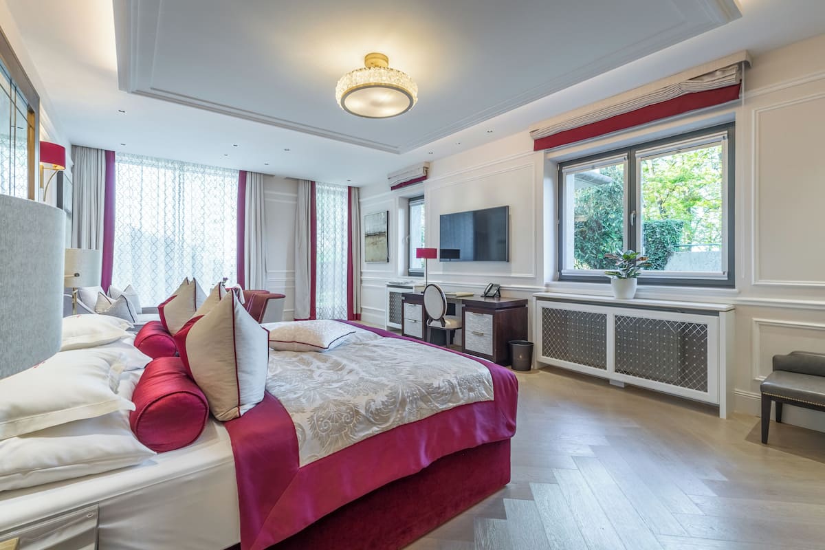 Premium Suite, 1 King Bed, Patio, Park View | Premium bedding, minibar, in-room safe, desk
