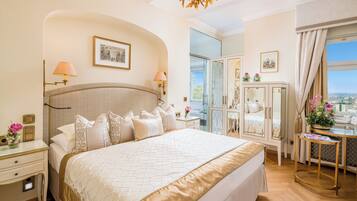 Roupas de cama premium, frigobar, cofres nos quartos