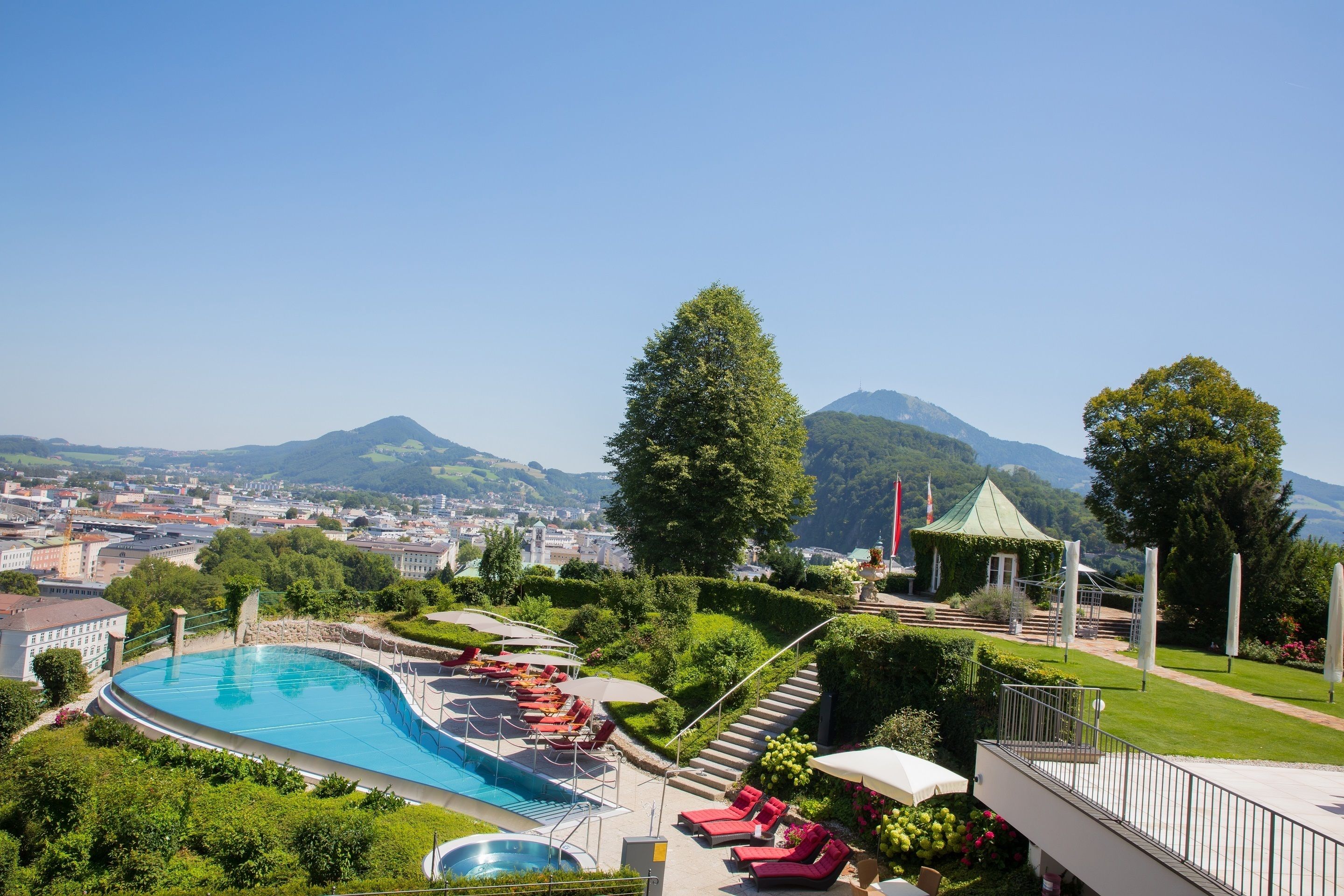 Außenpool, Sonnenschirme, Liegestühle