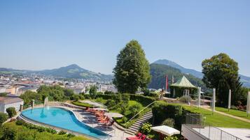 Außenpool, Sonnenschirme, Liegestühle