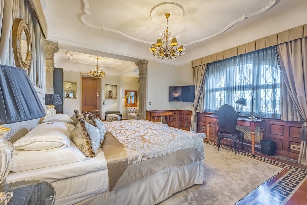Exclusive Suite, 1 King Bed, City View | Premium bedding, minibar, in-room safe, desk