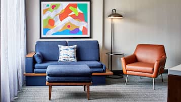 Suite, 1 kingsize-seng med sovesofa | Oppholdsområde | En 37-tommers smart-TV med kabel-kanaler samt TV og Netflix