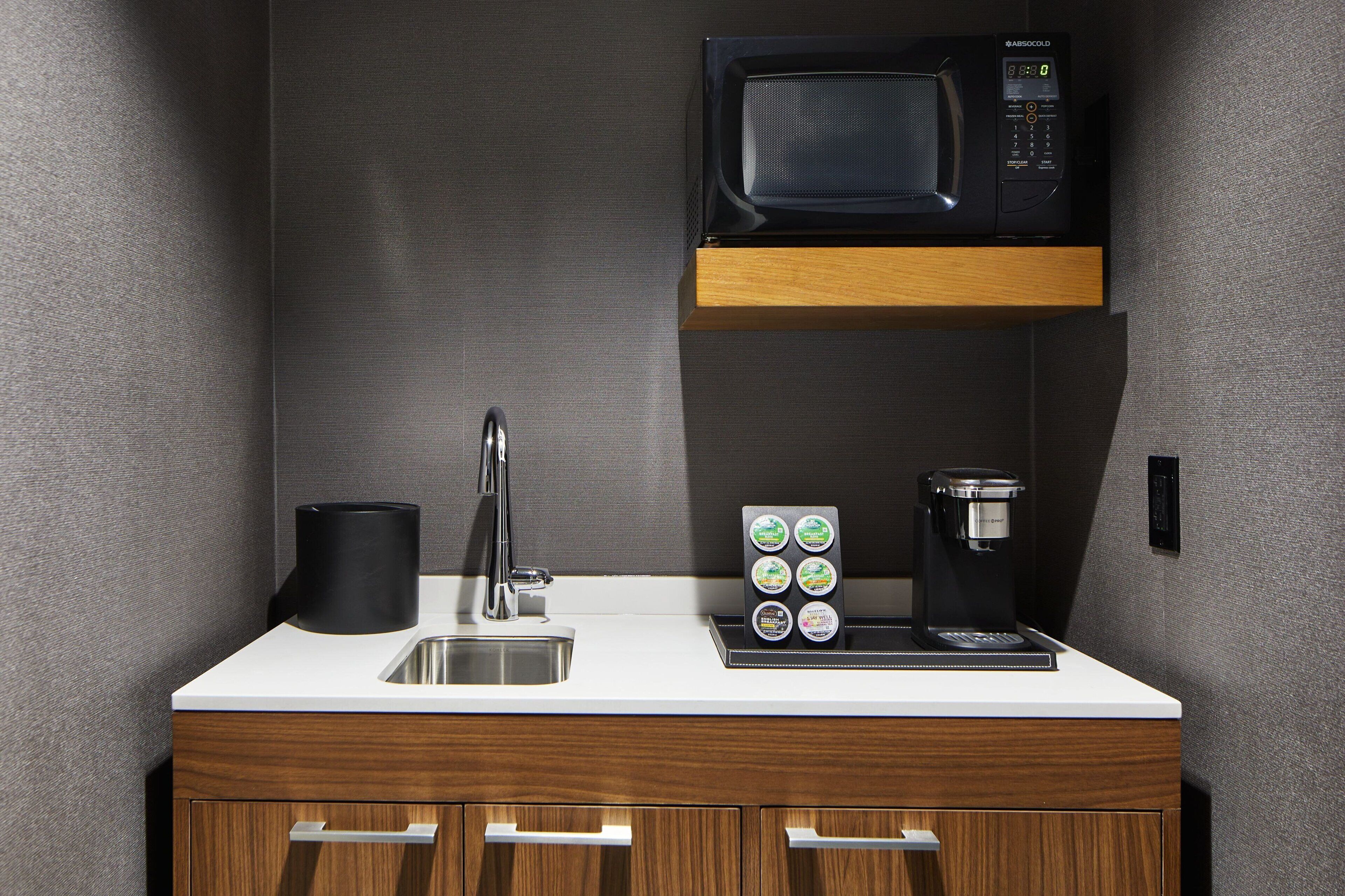 suite, 1 king bed with sofa bed, non smoking | bar (on property)