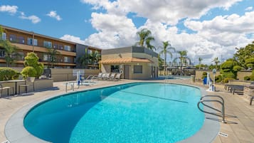 2 outdoor pools