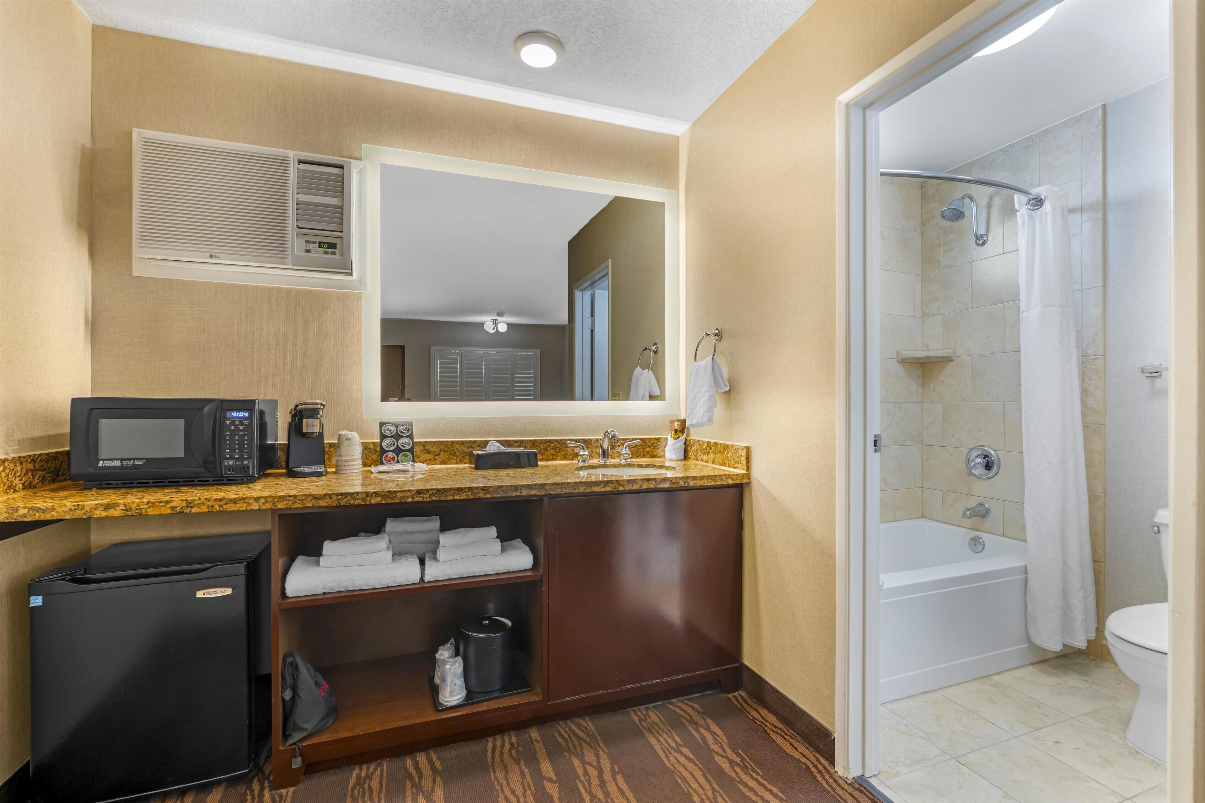 Kombinasi shower/bathtub dan perlengkapan kamar mandi ramah lingkungan
