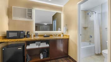 Kombinasi shower/bathtub dan perlengkapan kamar mandi ramah lingkungan