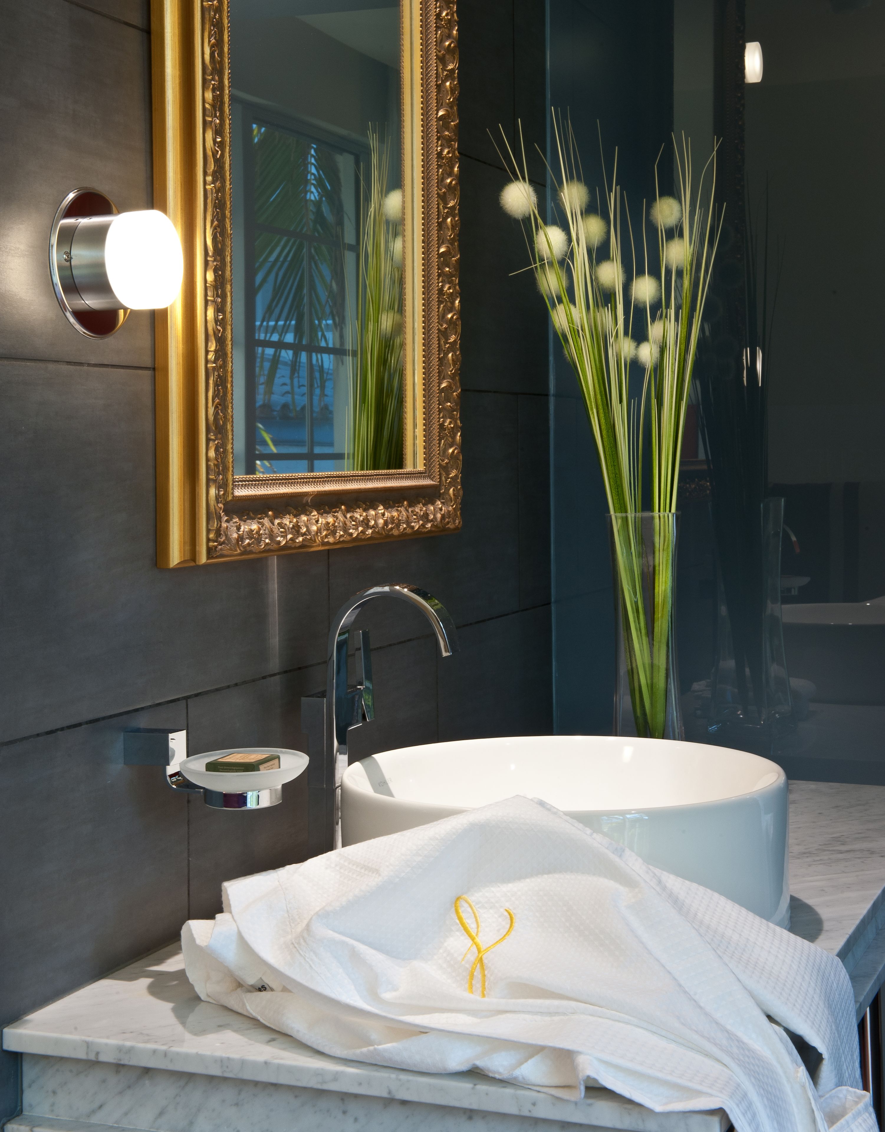 leslie king  | bathroom | combined shower/bathtub, free toiletries, hair dryer, bathrobes