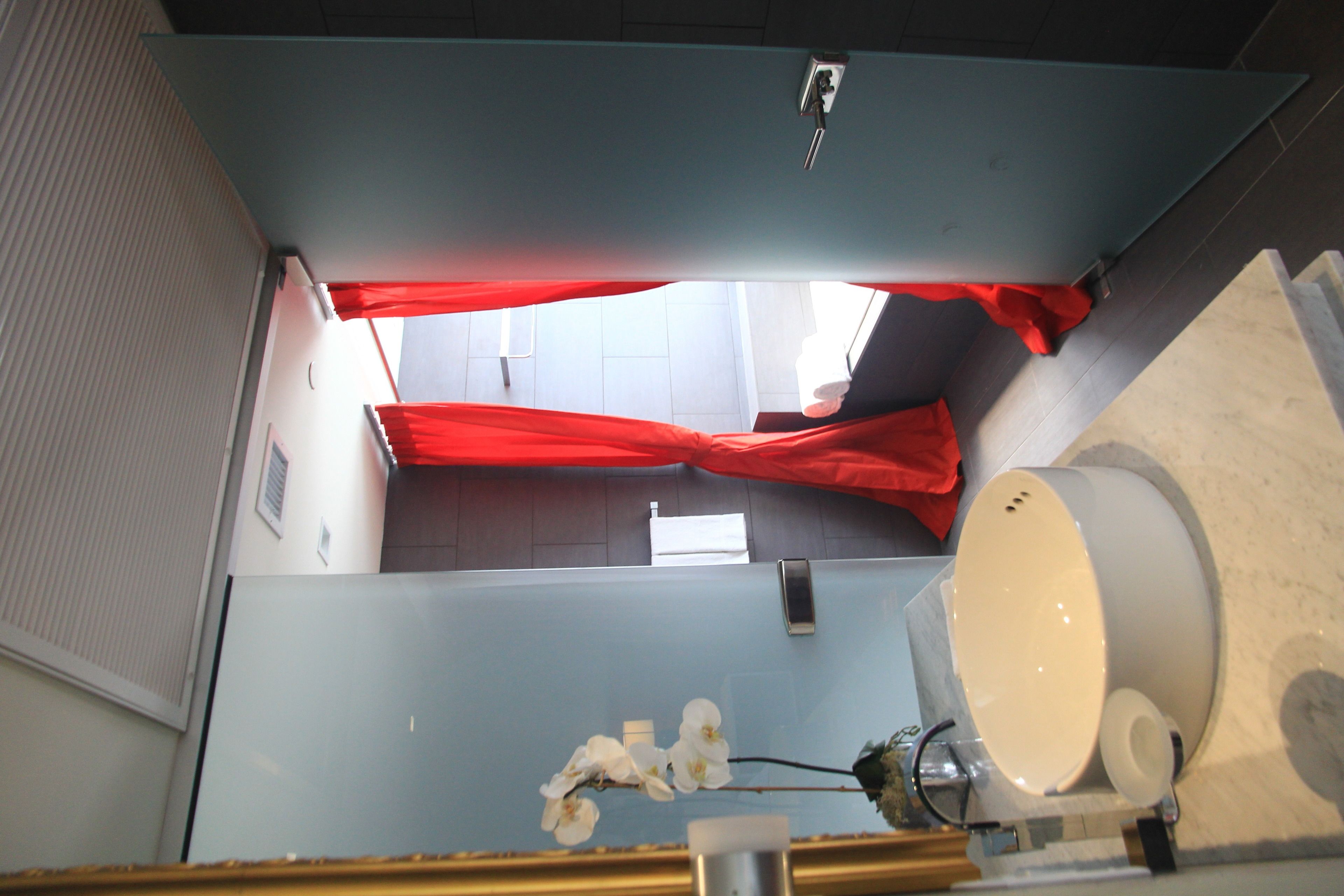 leslie king  | bathroom | combined shower/bathtub, free toiletries, hair dryer, bathrobes