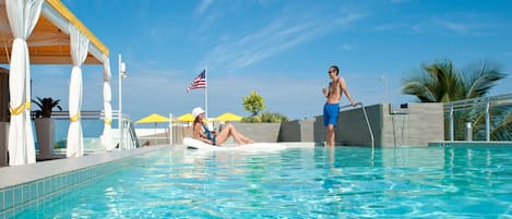 Een buitenzwembad, gratis zwembadcabana's, parasols voor strand/zwembad