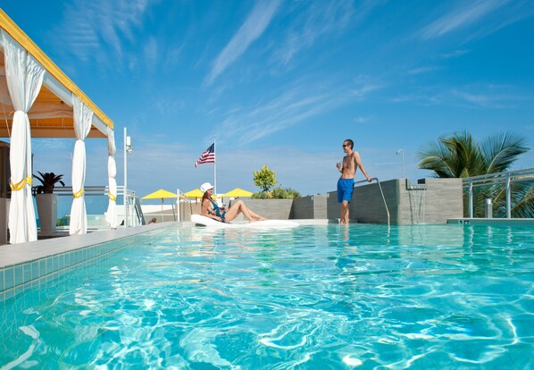 Piscine extérieure, cabanons gratuits, parasols de plage