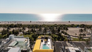 On the beach, sun-loungers, beach towels - Leslie Hotel Ocean Drive (Miami Beach)