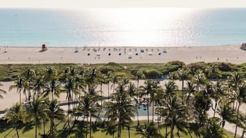 Plage, chaises longues, serviettes de plage