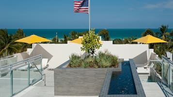 Piscina externa, funciona das 8h às 19h, barracas de cortesia