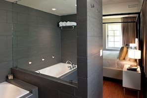 Leslie Ocean Suite | Bathroom | Combined shower/bathtub, free toiletries, hair dryer, bathrobes - Leslie Hotel Ocean Drive (Miami Beach)