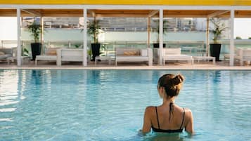 Piscine extérieure, cabanons gratuits, parasols de plage
