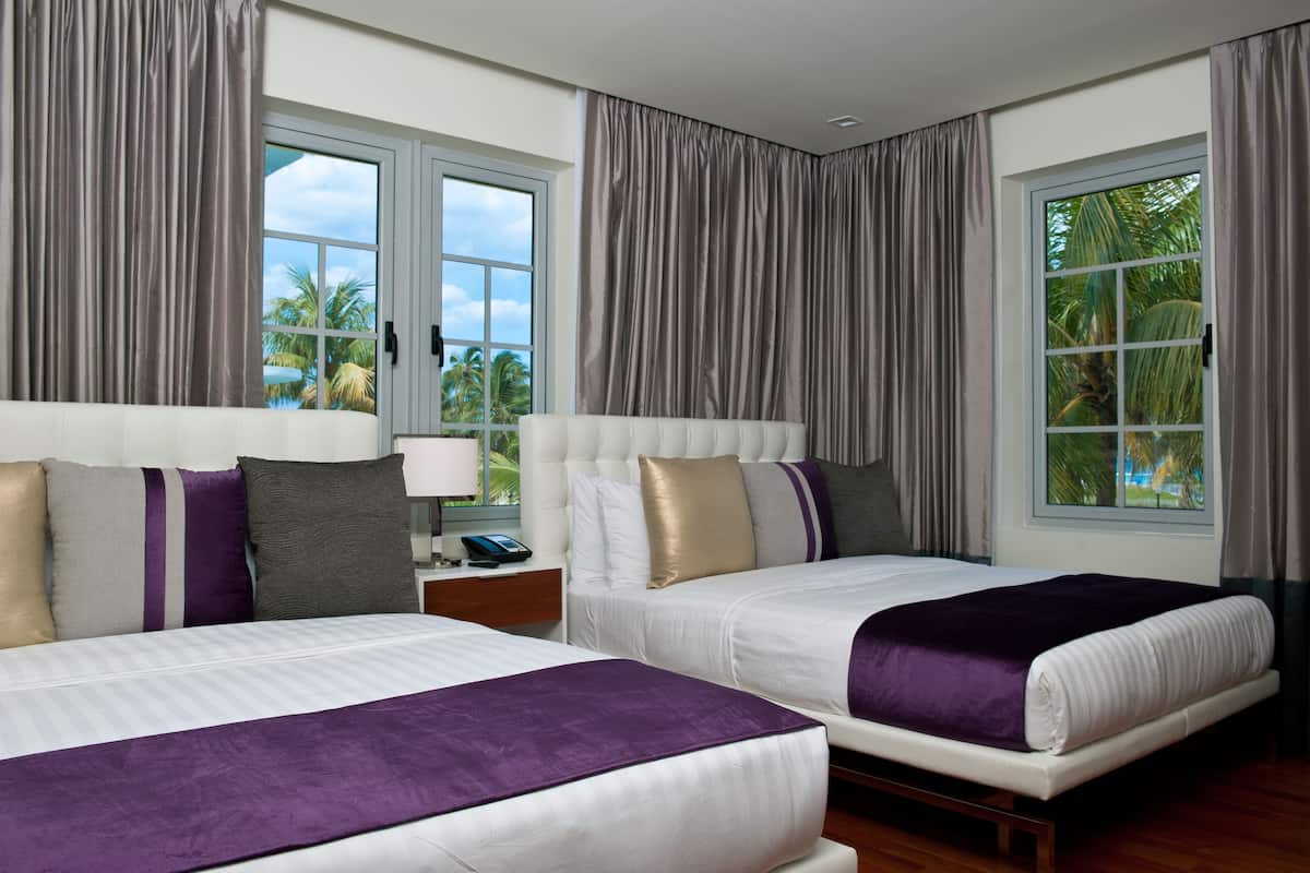 Leslie Queen | Hypo-allergenic bedding, minibar, in-room safe, desk