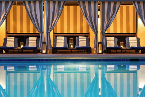 Una piscina al aire libre de temporada, cabañas de piscina (de pago)
