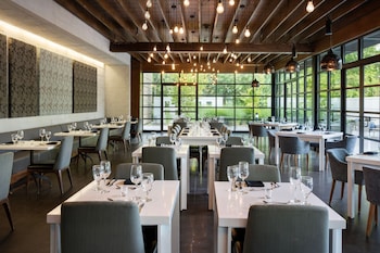 Daily cooked-to-order breakfast (USD 22 per person) at Le Meridien Atlanta Perimeter by Marriott