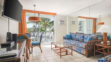 Standard Studio Suite | Living area | TV