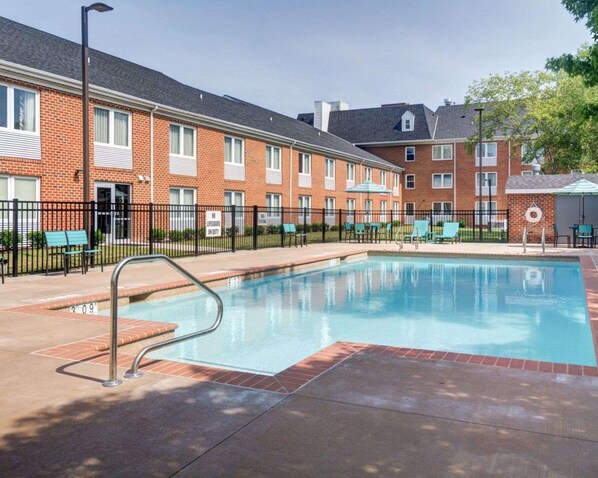 Seasonal outdoor pool, pool umbrellas, sun loungers