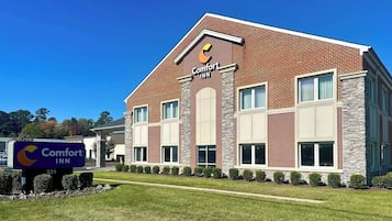Experience the Comfort Inn's modern design with a prominent sign and large windows.