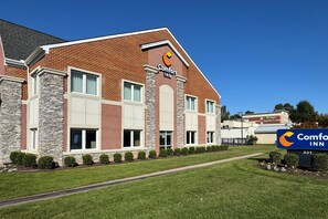 A Comfort Inn hotel with a brick facade, stone accents, and a clear blue sky. - Comfort Inn Williamsburg Gateway (Williamsburg)