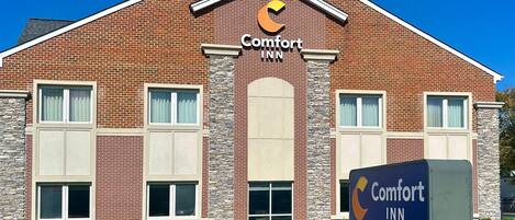 A brick building with a sign reading 'Comfort Inn.'