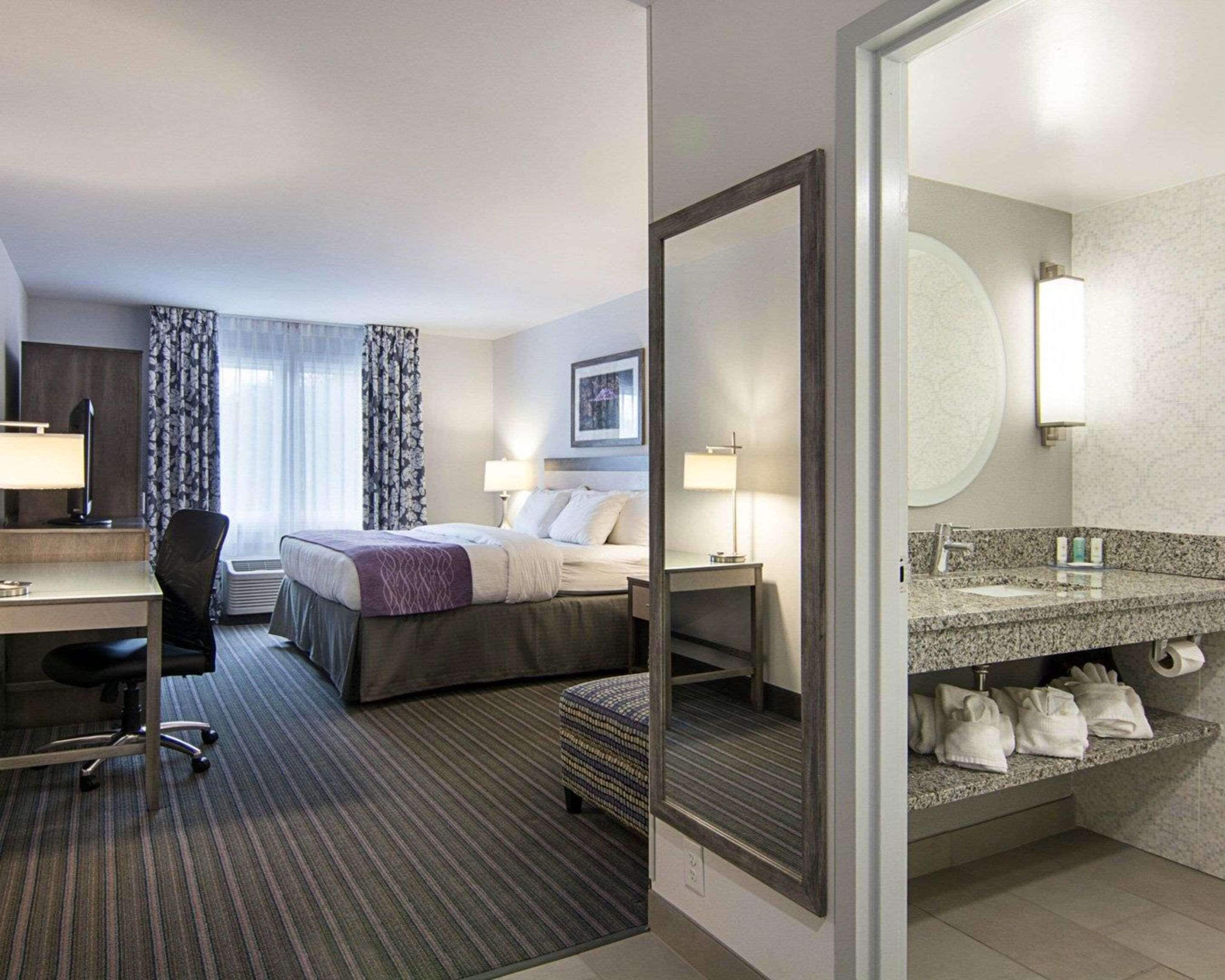 premium bedding, pillow-top beds, in-room safe, desk