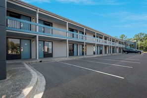 Un motel à plusieurs étages avec un parking.
