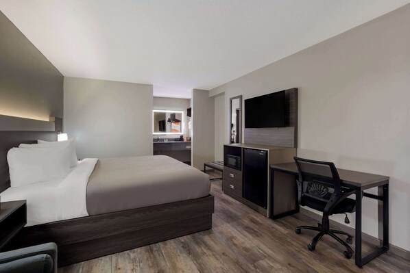 Standard Room, 1 King Bed | In-room safe, desk, laptop workspace, blackout drapes
