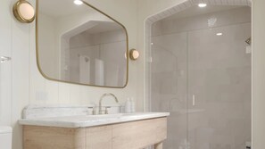 Ensemble douche/baignoire, articles de toilette gratuits, sèche-cheveux