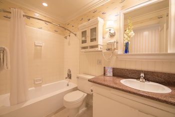 Standard Room | Bathroom | Combined shower/tub, free toiletries, hair dryer, towels at Bay Shores Peninsula Hotel