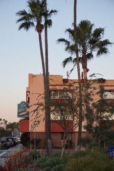 Hotel exterior and entrance at Bay Shores Peninsula Hotel