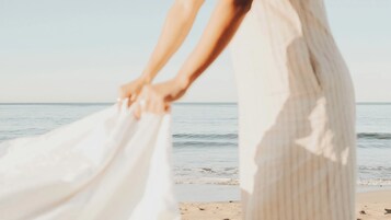 靠近海滩、海滩遮阳伞、沙滩毛巾