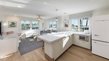 Suite, 1 trÚs grand lit et 1 canapé-lit | Cuisine privée | Réfrigérateur, produits de nettoyage écologiques fournis