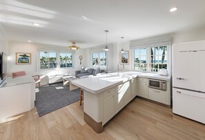 Suite, 1 King Bed with Sofa bed | Private kitchen